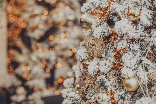 ぼやけた光の上に飾られたクリスマスツリーボケ柄の背景 — ストック写真