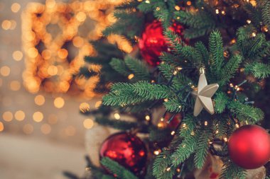 Bulanık ışıklar üzerine dekore edilmiş Noel ağacı bokeh desenli arka plan