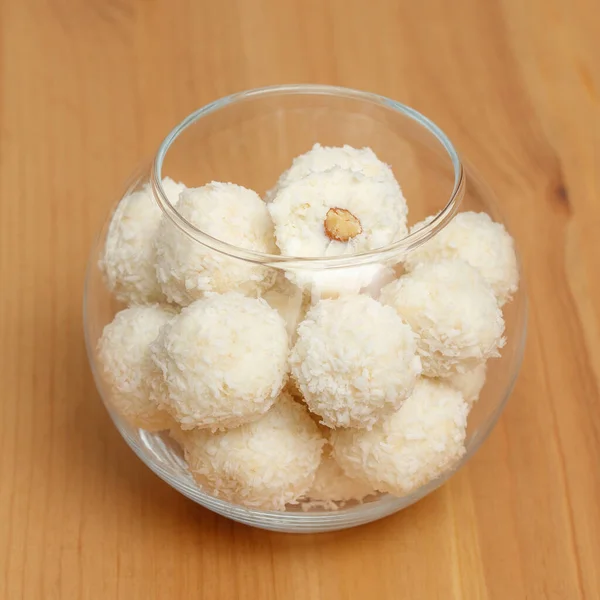 Zelfgemaakte Veganistische Snoepjes Witte Snoepballen Met Kokosvlokken Glazen Schaal Houten — Stockfoto