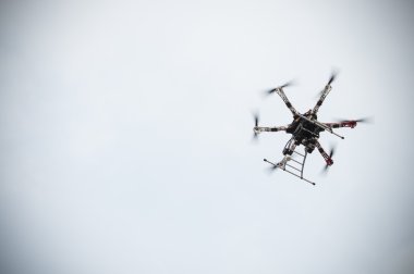 Mavi gökyüzünde uçan İHA