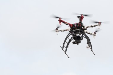 Mavi gökyüzünde uçan İHA