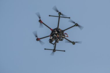 Mavi gökyüzünde uçan İHA