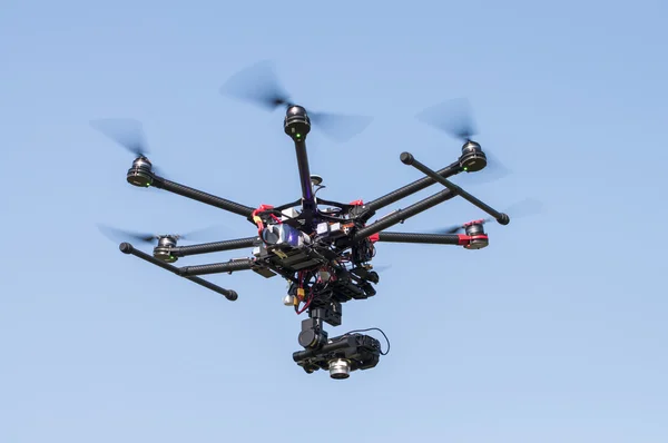 Drone vliegt in de blauwe lucht — Stockfoto