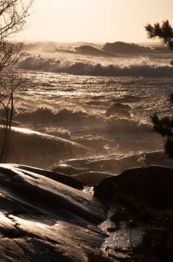 Finlandiya 'nın Pori kentinde, Bothnian Denizi kıyısında kükreyen deniz fırtınası