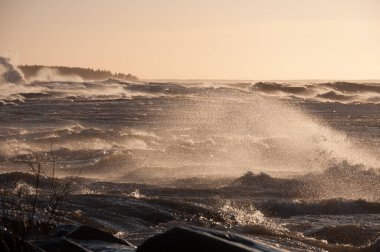 Finlandiya 'nın Pori kentinde, Bothnian Denizi kıyısında kükreyen deniz fırtınası