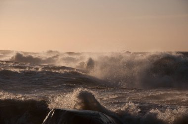 Finlandiya 'nın Pori kentinde, Bothnian Denizi kıyısında kükreyen deniz fırtınası
