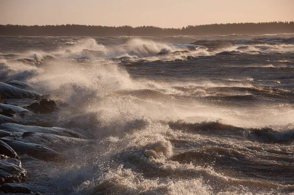 Finlandiya 'nın Pori kentinde, Bothnian Denizi kıyısında kükreyen deniz fırtınası