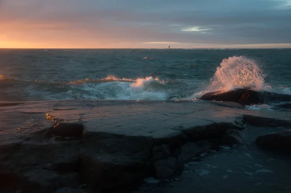 Finlandiya 'nın Pori kentinde Bothnian Denizi kıyısında dalgalı deniz fırtınası