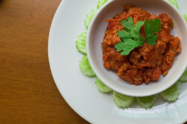 Tay Kuzey tarzı kıyılmış domuz eti ve domates sos daldırma yapıştırın. Nam Prik Ong. Salatalık