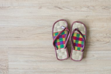 Spa rahat örgü sandalet ahşap zemin üzerinde.