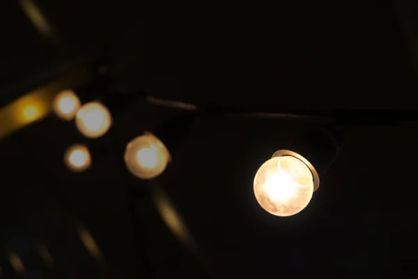 ハンギングの電球の暗い場所で光を飾る. — ストック写真