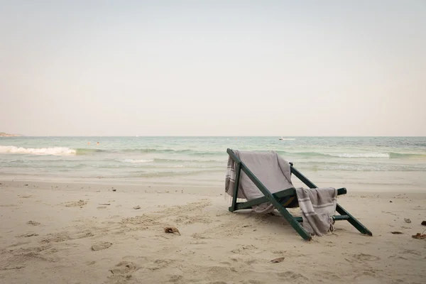 Cadeira de praia com xale sentar na vista mar praia. tom e vinheta . — Fotografia de Stock