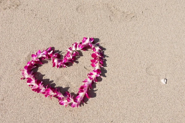 Corazón orquídea flor guirnalda arena blanca playa —  Fotos de Stock