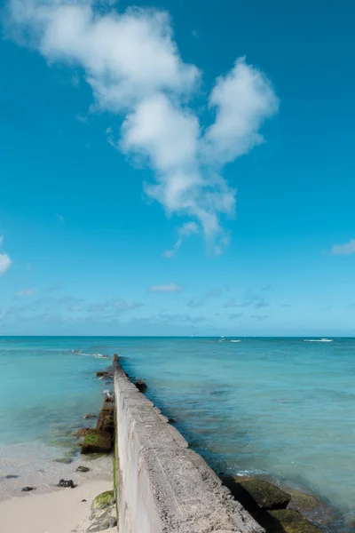 Chemin promenade chemin mur étendre à nettoyer la mer bleue sur beau ciel nuage bleu jour de vacances . — Photo