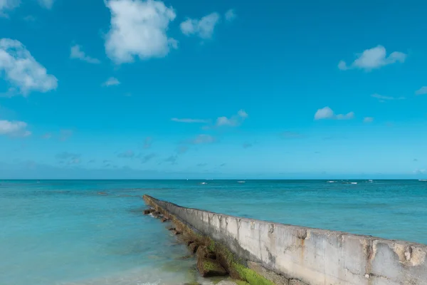 Ścieżka spacer sposób ściany sięgają czyste błękitne morze na ładne chmura niebieski niebo wakacje dzień. — Zdjęcie stockowe