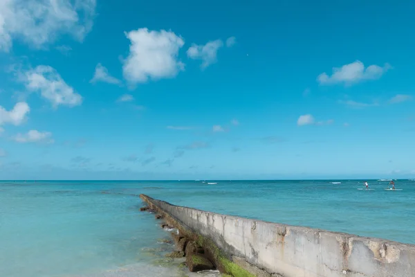 Ścieżka spacer sposób ściany sięgają czyste błękitne morze na ładne chmura niebieski niebo wakacje dzień. — Zdjęcie stockowe