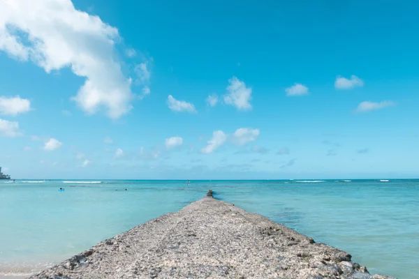 素敵な青、雲空の休暇日にきれいな青い海にパス散歩道壁を拡張します。. — ストック写真
