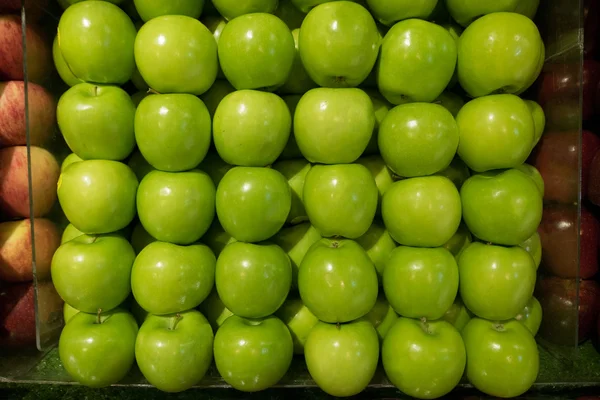 Frisk fräsch grönt äpple stall mellan rött äpple stall i stormarknad. — Stockfoto