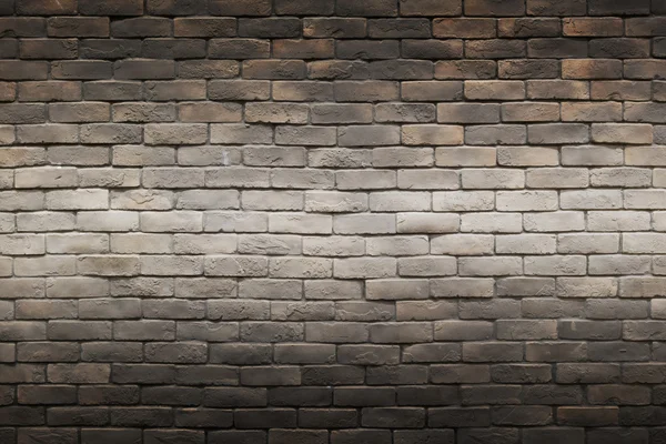 Oscuro negro marrón gris ladrillo fondo de la pared con línea de gradiente de luz horizontal en el centro — Foto de Stock