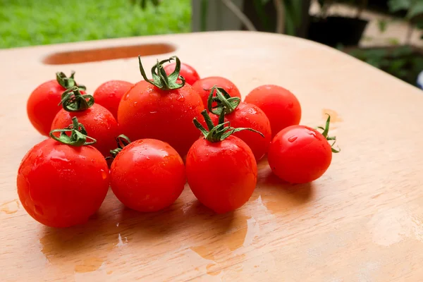 Kirschtomaten frische Gruppe auf Holz Schneidebrett. — Stockfoto