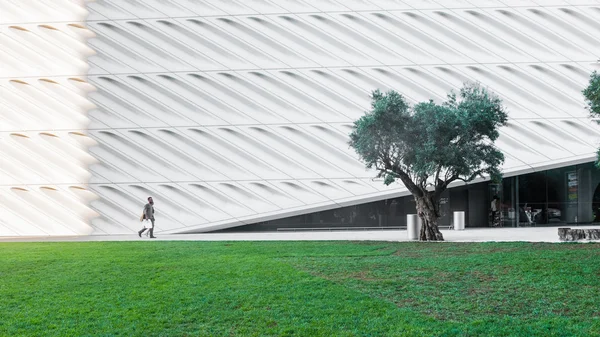 Augustus 9, 2016 - Los Angeles, Usa: Mensen wandeling door groene park naast van de brede, een nieuwe hedendaagse kunst in centrum stad Los Angeles. — Stockfoto