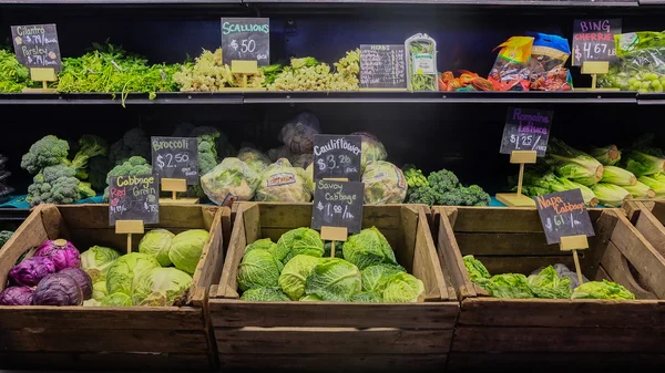 9 augusti 2016 - Los Angeles, Usa: Färska grönsaker stall av byn i Grand Central Market, berömda mat plats i centrala La — Stockfoto
