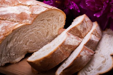 yumurta ve Şakayık bir tahtada beyaz yumuşak ekmek