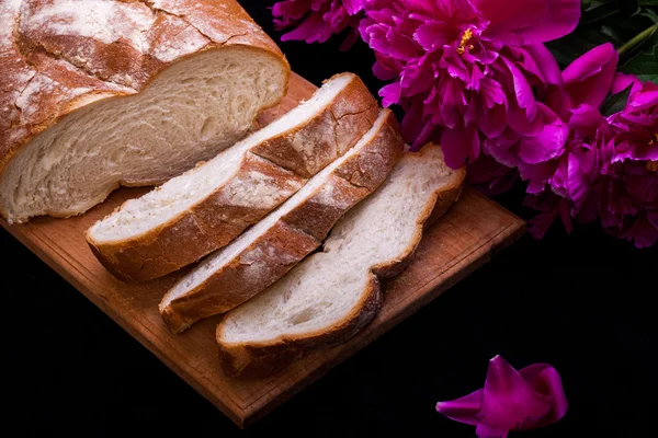 Bílý chléb na desce s vejci a Pivoňka — Stock fotografie