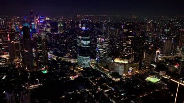 Jakarta, Endonezya, 19 Eylül 2025: Jakarta gökdelenleri ve arka planda trafik ile gece gökyüzü.