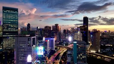 Jakarta, Endonezya, 4 Nisan 2025: Akşam üzeri Sudirman Caddesi 'nin alacakaranlıktaki havacılık şehri manzarası yüksek kuleleri, cam binaları, işlek yolları ve yoğun trafik akışını gösteriyor.