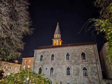 Gece Budva 'daki Aziz John Kilisesi. Tarihi taş mimarisi Eski Şehir 'de aydınlandı.