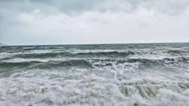 Deniz yüzeyinde hareket eden okyanus dalgalarının yatay videosu. Doğal su hareketli orta boy bir atış. Sakin deniz ve doğa geçmişi kavramı.