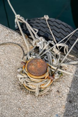 Yat halatıyla limana demir atmış bollard 'ın detaylı görüntüsü denizcilik, tekne, denizcilik ve seyahat içeriği için mükemmel.