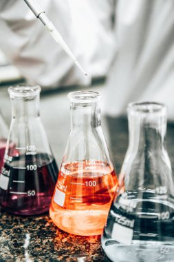 Renkli sıvılarla laboratuvar deney şişesi.