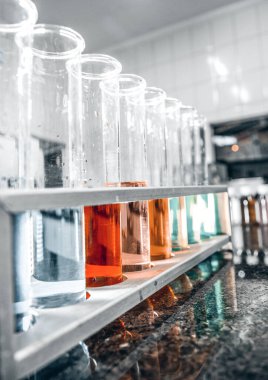 Renkli sıvılarla laboratuvar deney şişesi.