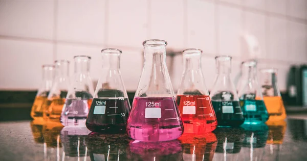 带彩色液体的实验室测试烧杯 — 图库照片