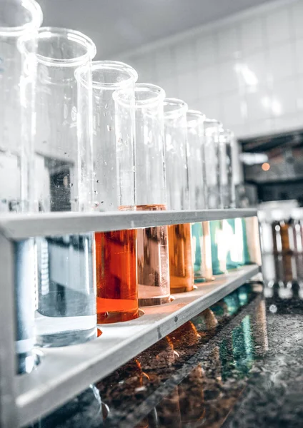 带彩色液体的实验室测试烧杯 — 图库照片