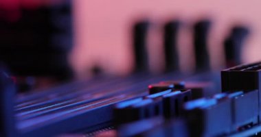 Anakart üzerinde bulanık ve seçici odaklı detaylarla oynatılıyor ve kuruluyor