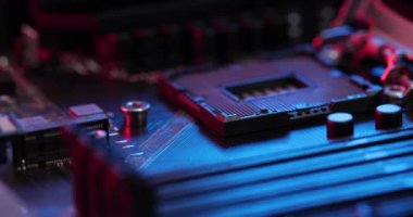 Anakart üzerinde bulanık ve seçici odaklı detaylarla oynatılıyor ve kuruluyor