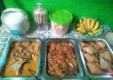 Lebaran bayramında masada servis edilen paket menüsü. Endonezya 'da bayram mübarek yemekleri (Ketupat, Opor ayam veya tavuk köri çorbası, ve Krecek).