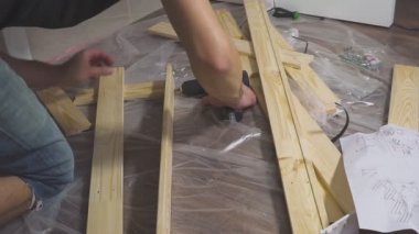 Metal anahtarla vida çeviren ve ahşap raf monte eden adam, Dolap.