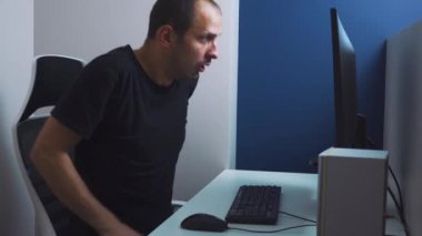 Korkmuş ya da gergin. Genç komik iş adamı internette çalışıyor ve bilgisayarında büyük bir hata yaptığı için kendini tırmalıyor. Bilgisayardan kötü haberler var. Korkunç..