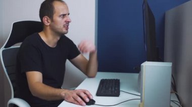 Korkmuş ya da gergin. Genç komik iş adamı internette çalışıyor ve bilgisayarında büyük bir hata yaptığı için kendini tırmalıyor. Bilgisayardan kötü haberler var. Korkunç..