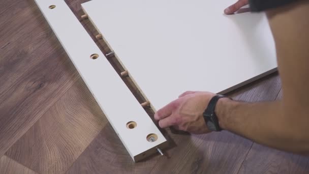 Crear muebles con sus propias manos carpintero está construyendo una cama. — Vídeo de stock