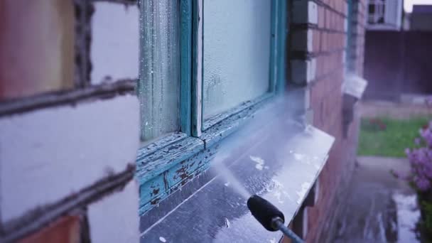 Yüksek basınçlı su jeti ile dışarıyı temizleyin. bir kır evinin bakımı. — Stok video