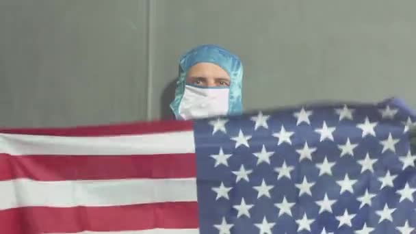 Άντρας ντυμένος με προστατευτικό εξοπλισμό με αμερικάνικη σημαία. Επιδημική κατάσταση. — Αρχείο Βίντεο