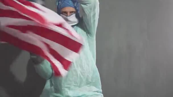 アメリカ国旗の個人防護服を着た男。新コロナウイルス2019-nCoV 。流行状況. — ストック動画