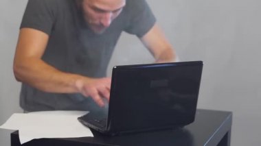 Çılgın fanatik iş adamı yanan bir bilgisayar üzerinde çalışıyor. Muhasebe raporu. Kripto para birimleri.