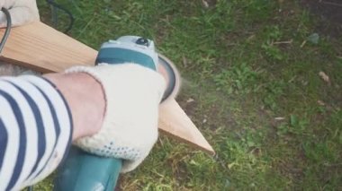 Adam çim biçme makinesiyle çalışıyor. Tahta öğütücü için..