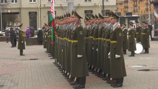 MINSK, BELARUS - 15 Απριλίου 2021: Στρατιωτική ένοπλη διμοιρία για στρατιωτική επιθεώρηση — Αρχείο Βίντεο